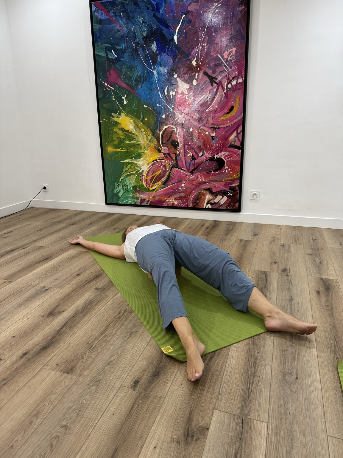 Catherine en posture de yoga dans la salle du studio